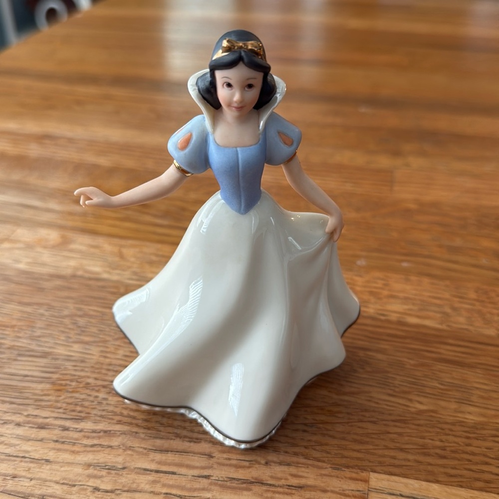 Lenox Disney Snow White “Fairest One of All” Figurine Stunning